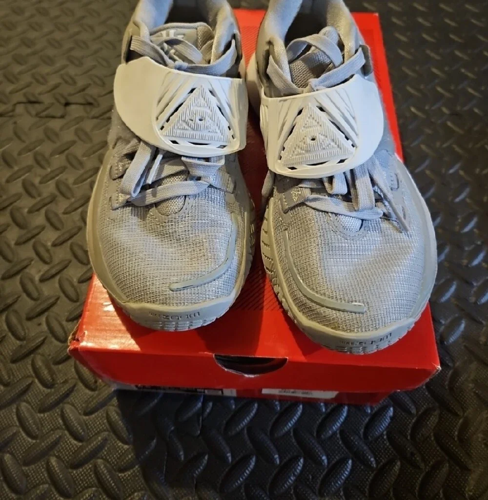 Nike Gray Kyrie Low Training Shoes Grey And Whiyr Size Youth Size 5